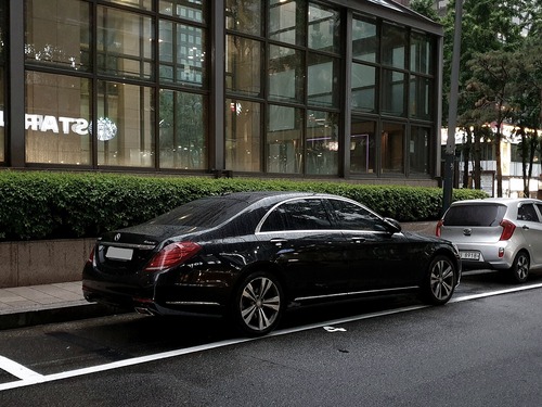 Luxury Sedan image 2