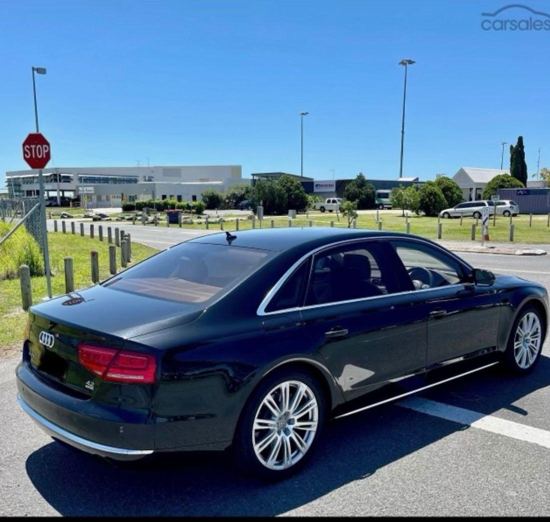 Executive Sedan image 2